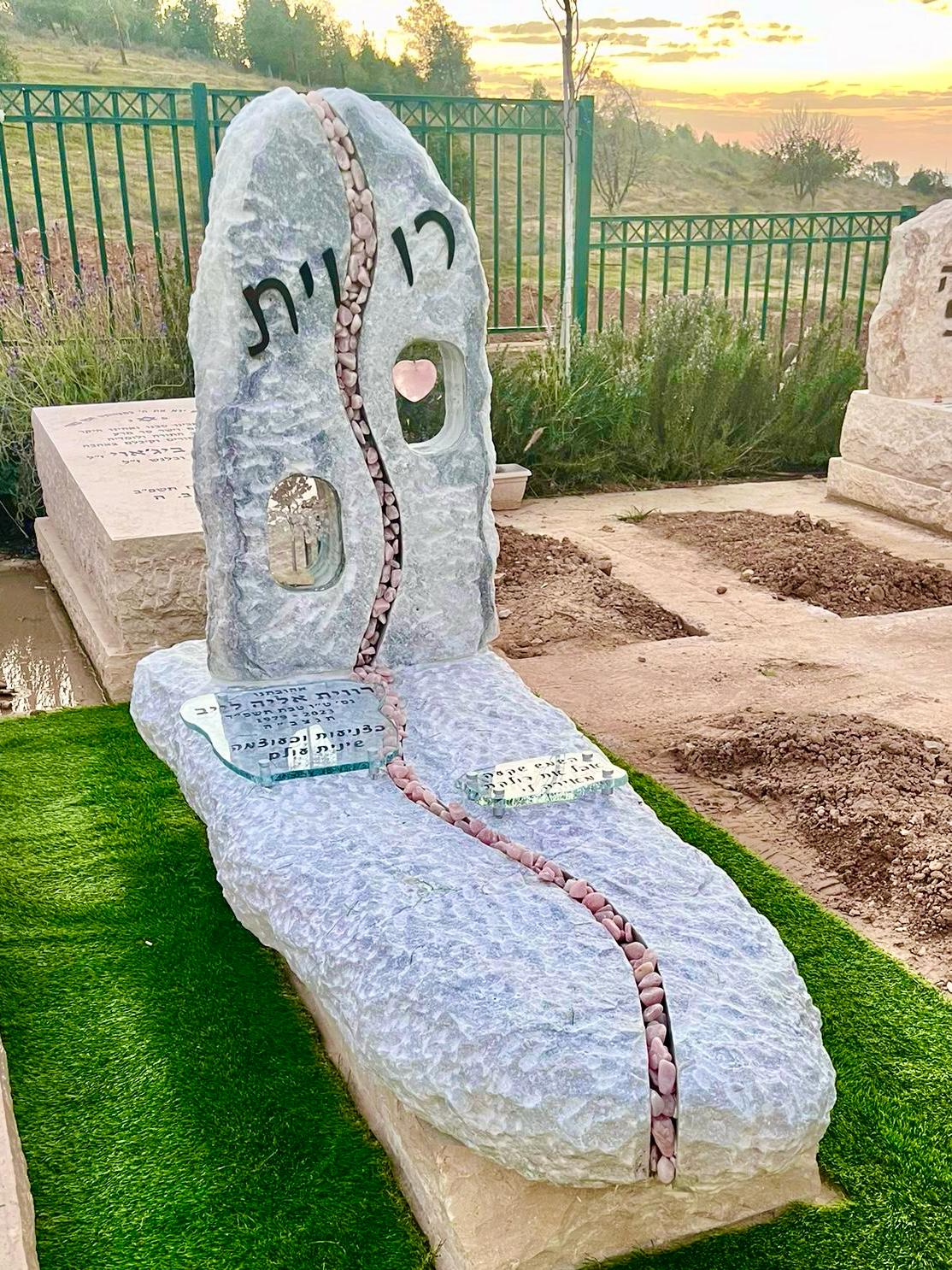 סלע למצבה חלוקי נחל למצבות pebbles for gravestone