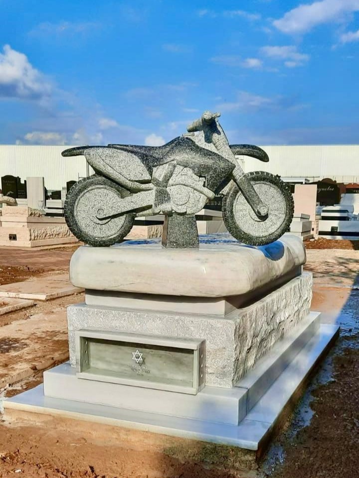 מצבה לאופנוען motorbike statue gravestone אופנוע מאבן