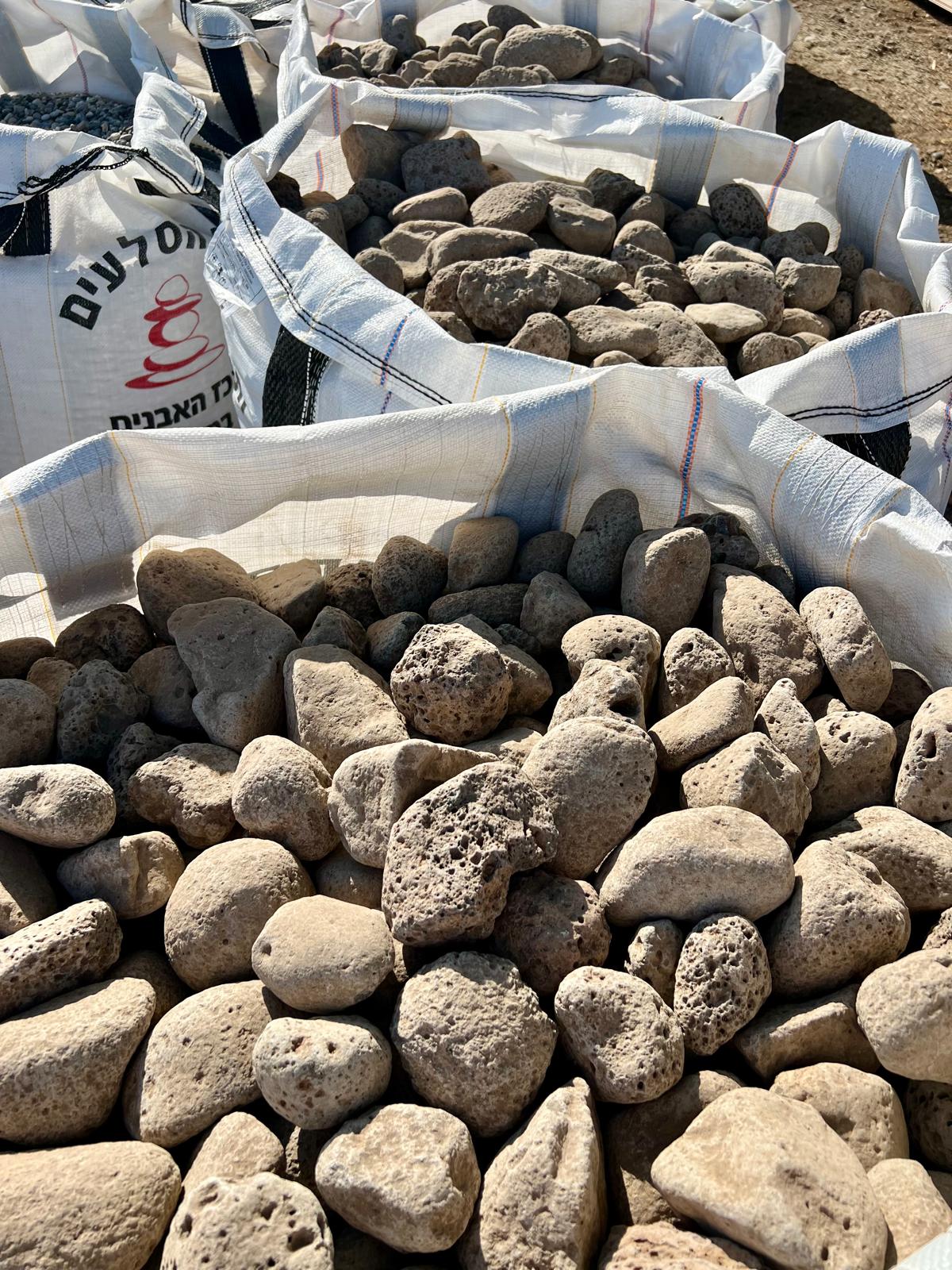 חלוקי נחל מבזלת basalt pebbles